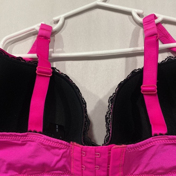 Hunkemoller Bra, size 34DD, pink and black, lace accents, adj stretchy straps, - Picture 5 of 9